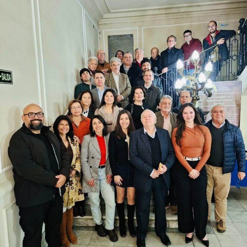 Participantes del encuentro por el Día del Ingeniero Agrónomo posan en la escalera de la sede del Colegio.